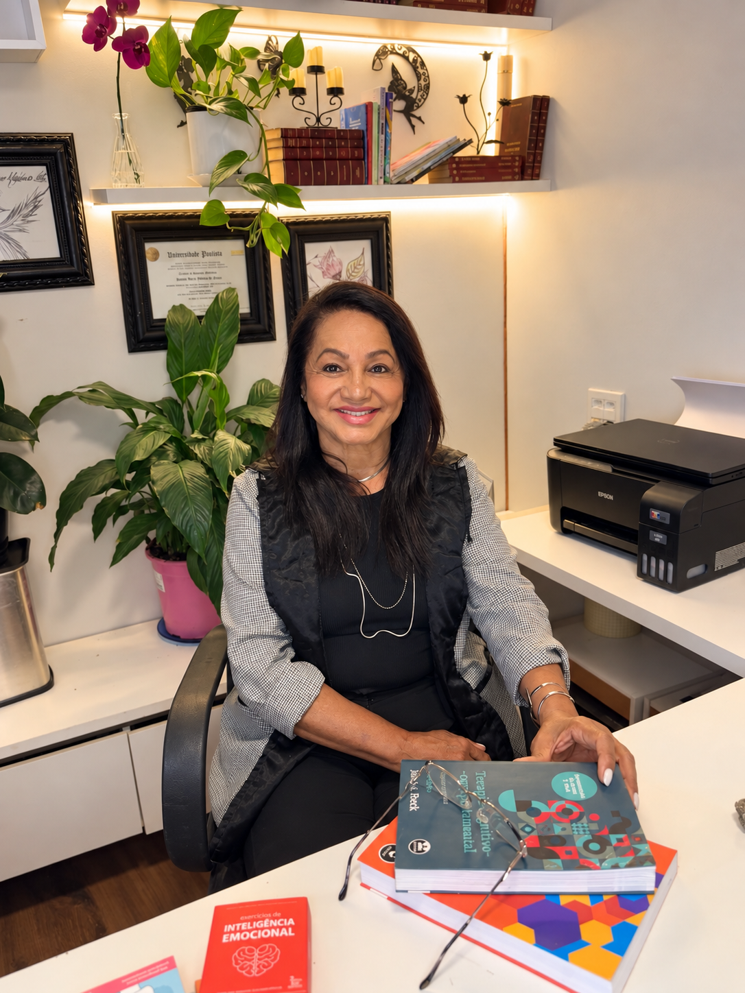 Nina Souza em seu ambiente de estudo profissional